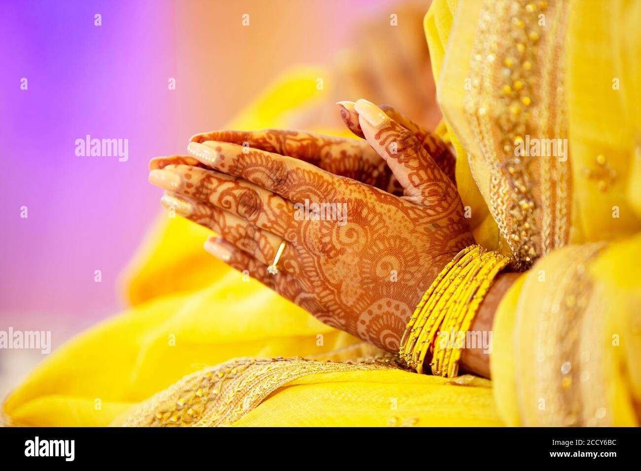 Hindou Bride croisant les mains peintes avec le henné pour la prière à la veille du mariage, Inde Banque D'Images