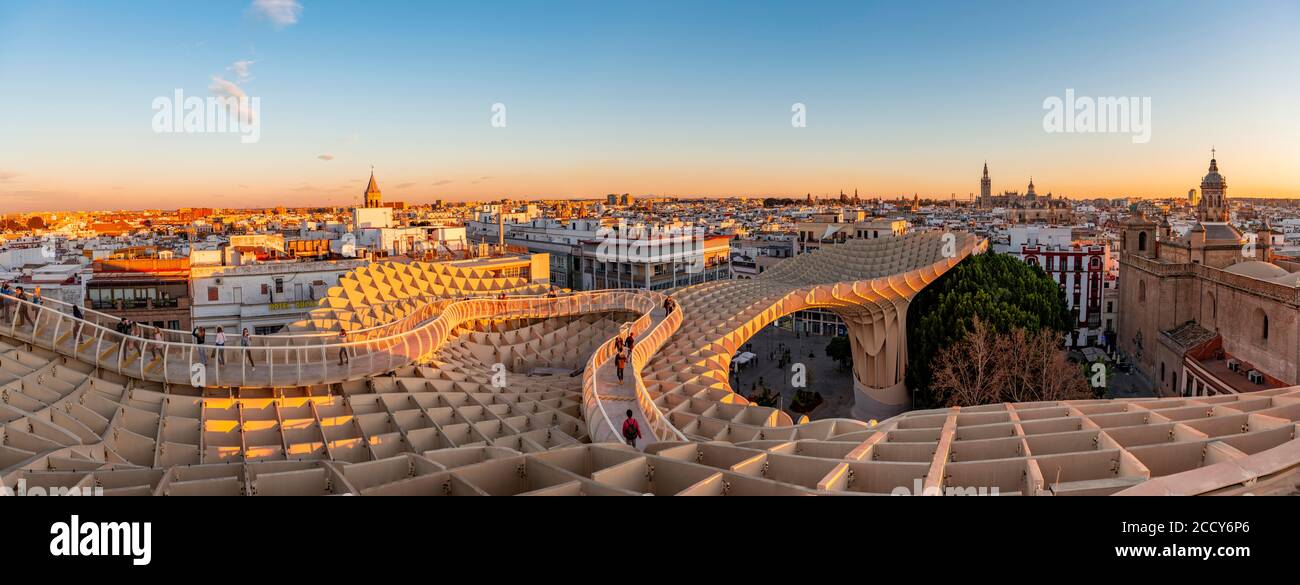 Vue sur Séville au coucher du soleil, Cathédrale de Séville avec la tour la Giralda, Iglesia del Salvador et Iglesia de la Anunciacion, Las Setas, Metropol Banque D'Images