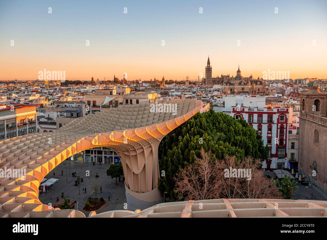 Vue sur Séville, coucher de soleil, Cathédrale de Séville avec tour la Giralda, Las Setas, Metropol parasol, construction en bois courbée, Plaza de la Banque D'Images
