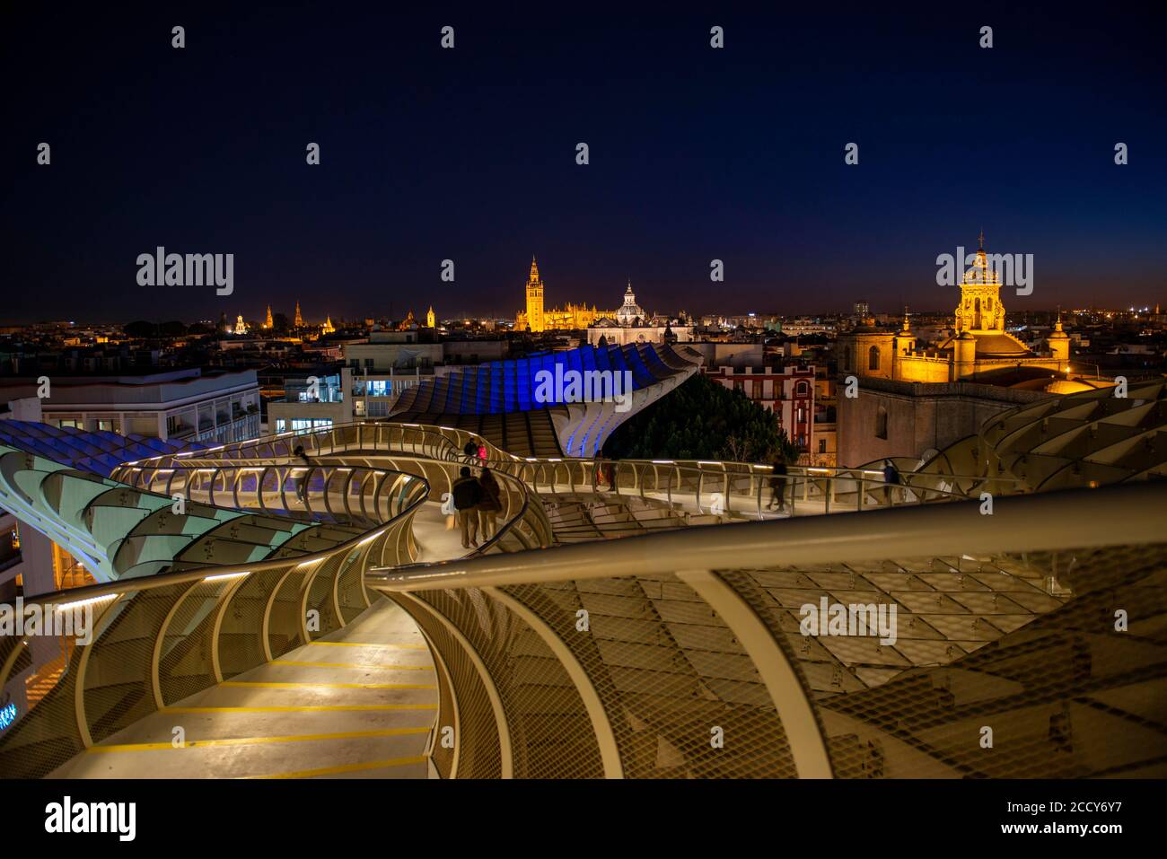 Vue sur Séville depuis le parasol Metropol la nuit, la cathédrale de Séville avec la tour la Giralda, Iglesia del Salvador et Iglesia de la Anunciacion Banque D'Images