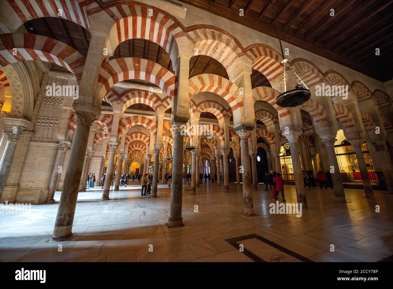 Hall à colonnes avec arcades en style mauresque, salle de prière de l'ancienne mosquée, Mezquita-Catedral de Cordoba ou la cathédrale de la conception de notre Banque D'Images