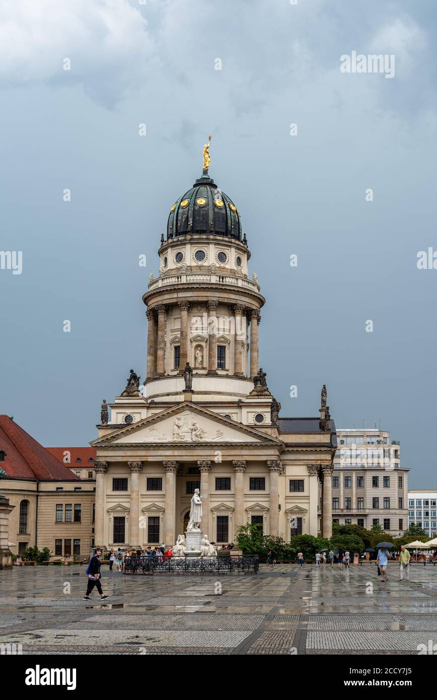 Berlin, Allemagne - 29 juillet 2019 : vue sur la place Gendarmenmarkt à Berlin Mitte un jour pluvieux d'été. Église française Banque D'Images