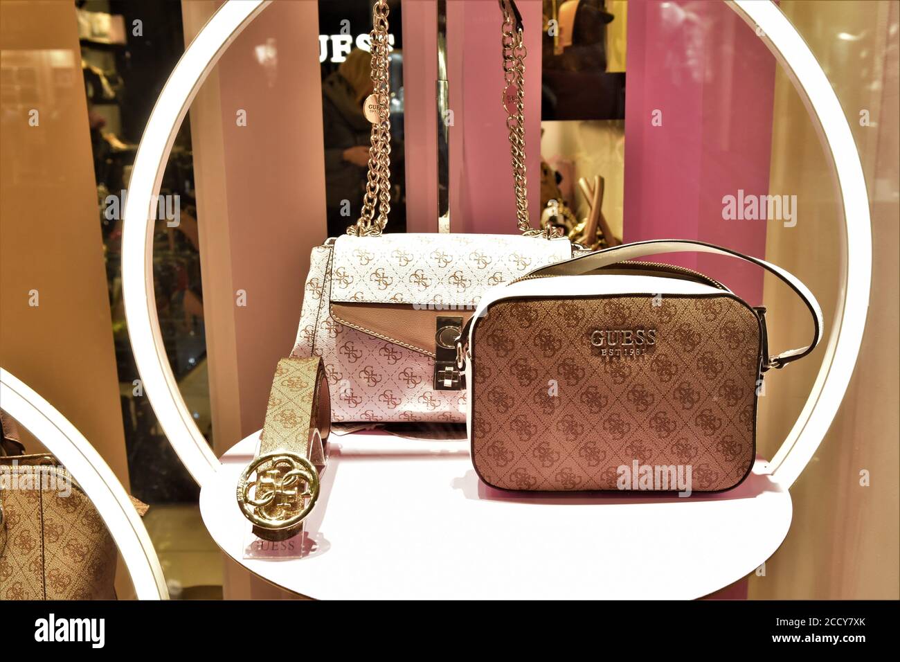 LES SACS SONT EN TOUT POINT À LA BOUTIQUE GUESS DE BORGOGNONA STREET Photo  Stock - Alamy