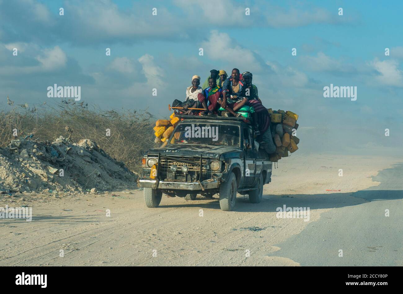 Jeep de ramassage entièrement chargé, Mogadishu, Somalie Banque D'Images