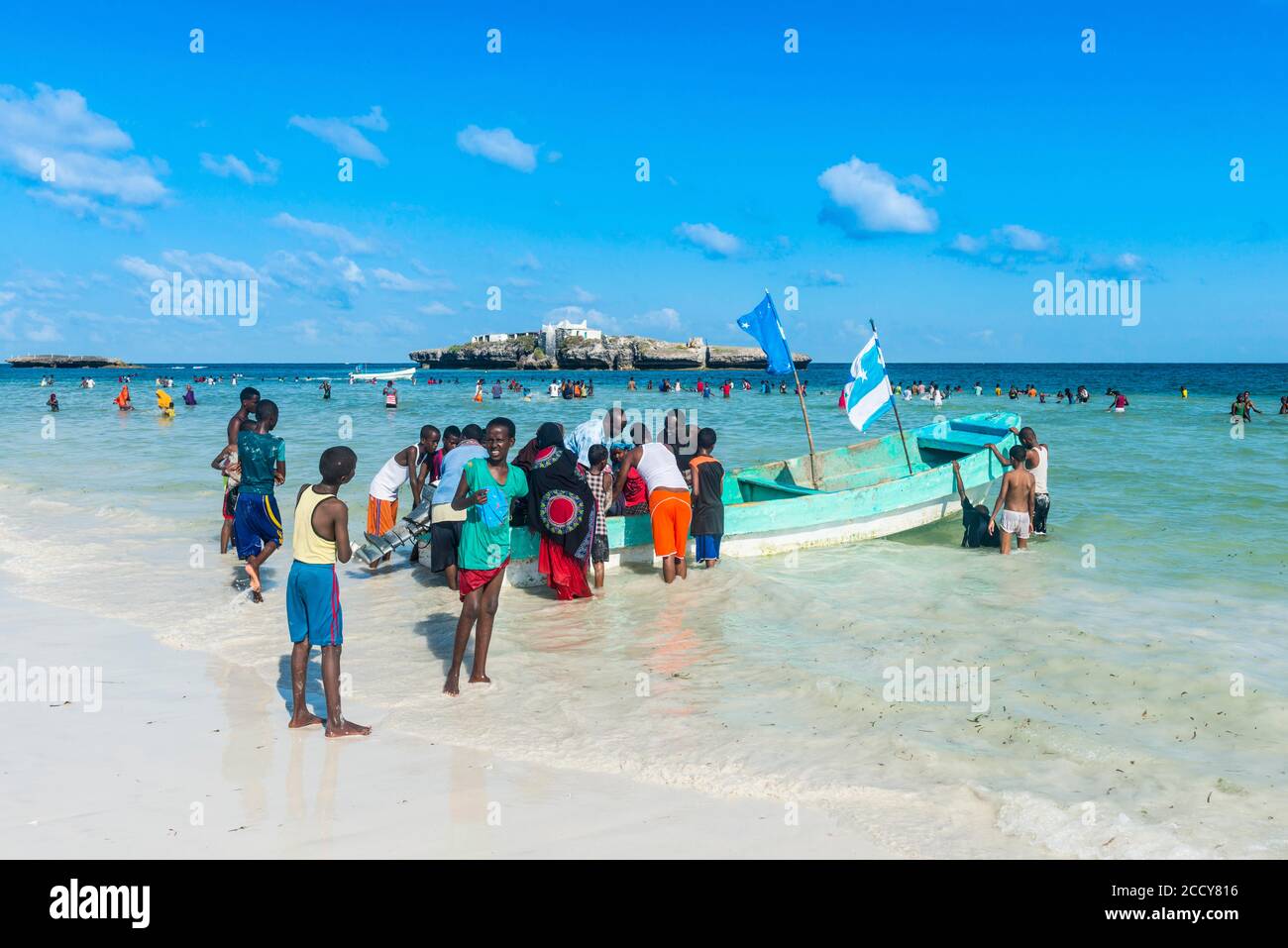 Plage animée remplie de locaux, plage de Jazeera, Somalie Banque D'Images