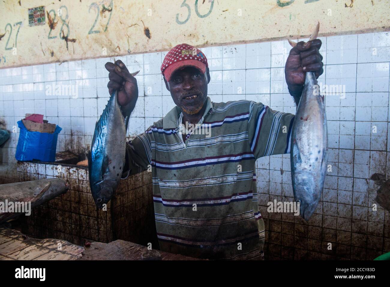 Homme somalien offrant son poisson dans le marché des poissons, Mogadiscio, Somalie Banque D'Images