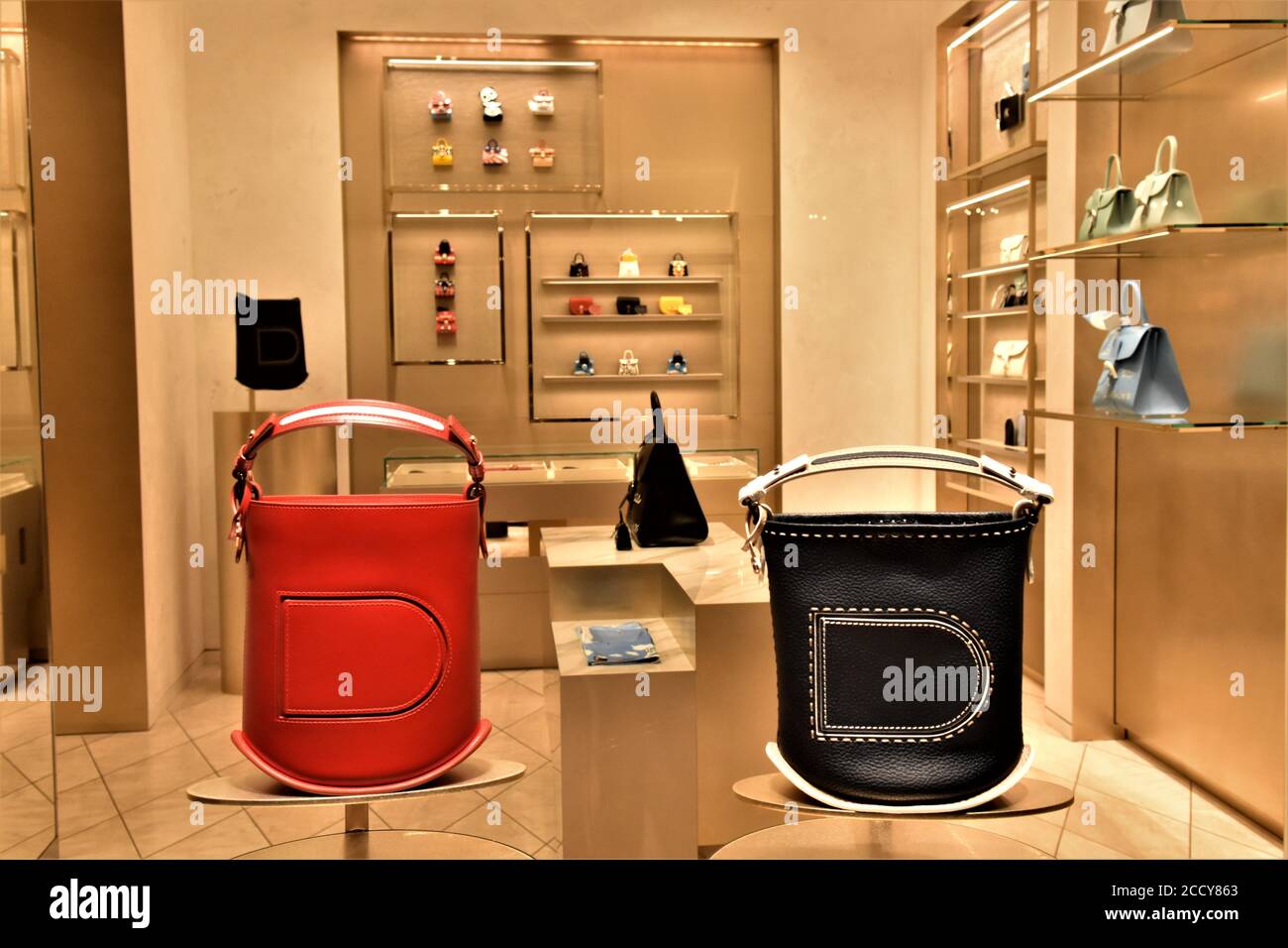 SACS EXPOSÉS À LA BOUTIQUE DELVAUX SUR LA PLACE SAN LORENZO Photo Stock -  Alamy