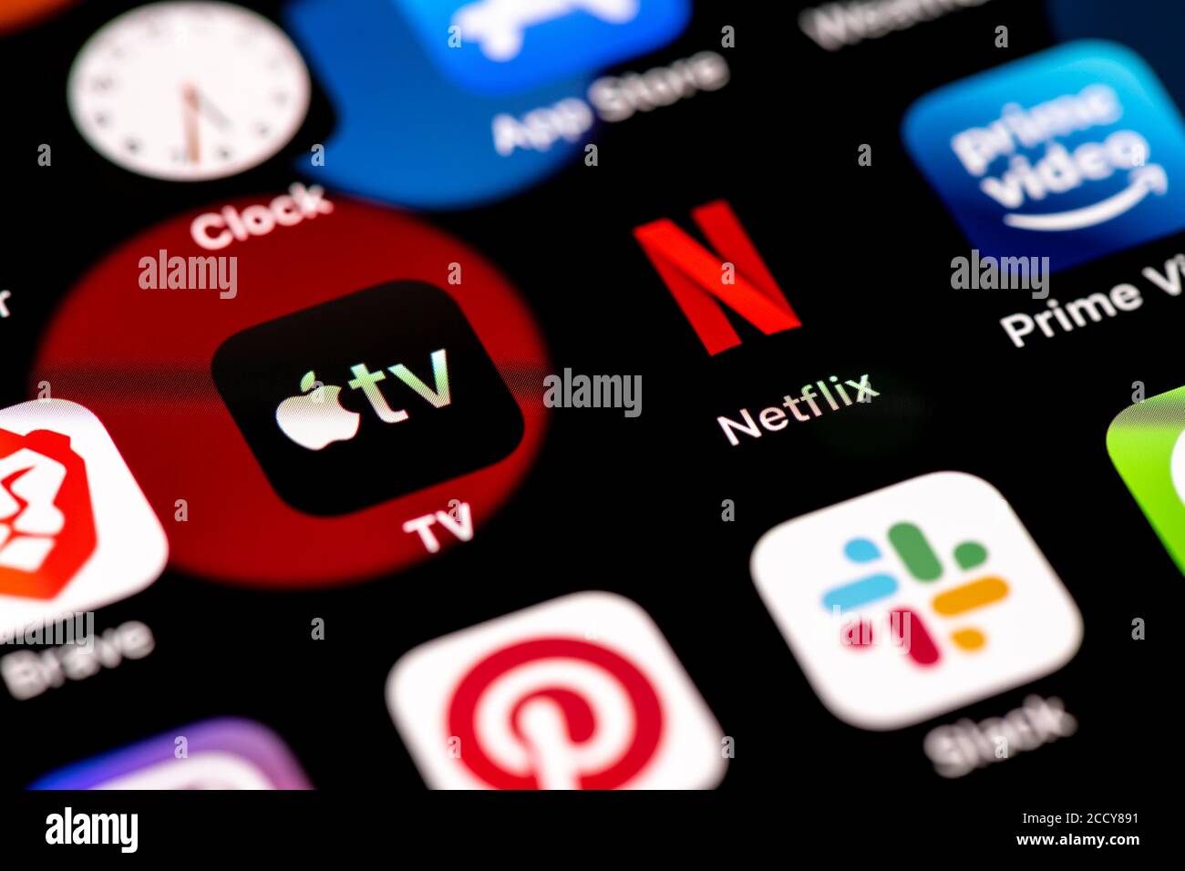 Netflix et Apple TV, streaming vidéo, icônes d'application sur un écran de téléphone mobile, iPhone, smartphone, gros plan, plein écran Banque D'Images