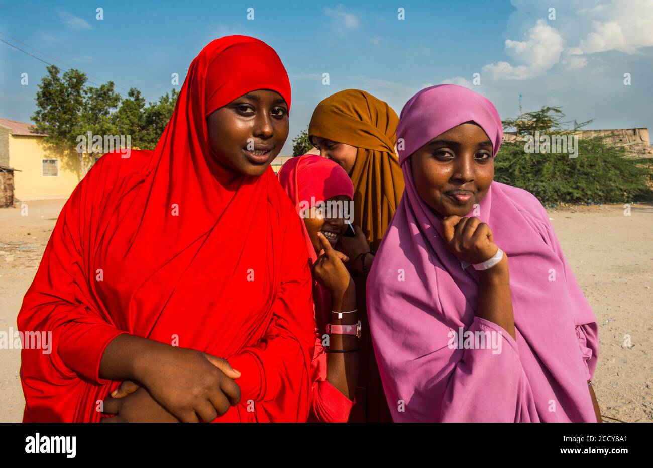 Femmes musulmanes colorées vêtues dans la ville côtière de Berbera, au Somaliland, en Somalie Banque D'Images