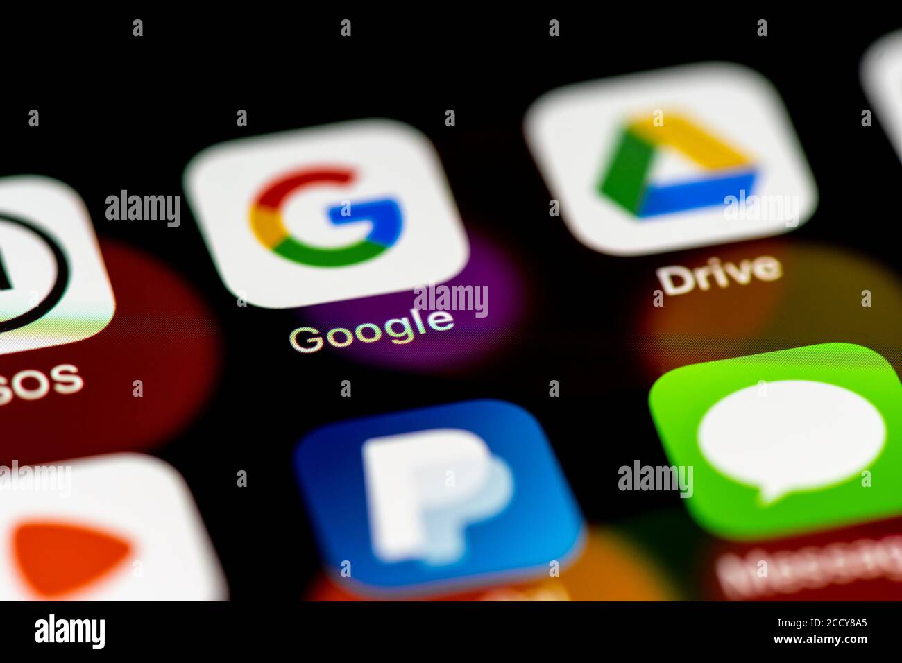 Google et Google Drive, icônes d'application sur un écran de téléphone mobile, iPhone, smartphone, gros plan, plein écran Banque D'Images