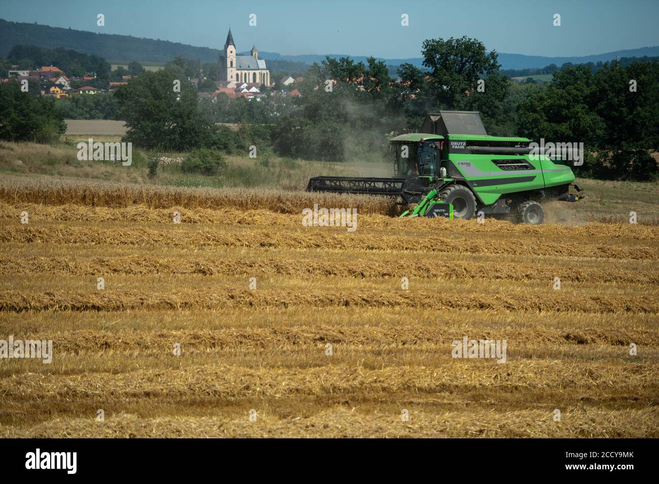 Bavorov, République tchèque. 21 août 2020. Une moissonneuse-batteuse Deutz Fahr récolte un champ d'avoine (Avena sativa) près de Bavorov, en République tchèque, le 21 août 2020. Crédit: Vaclav Pancer/CTK photo/Alay Live News Banque D'Images