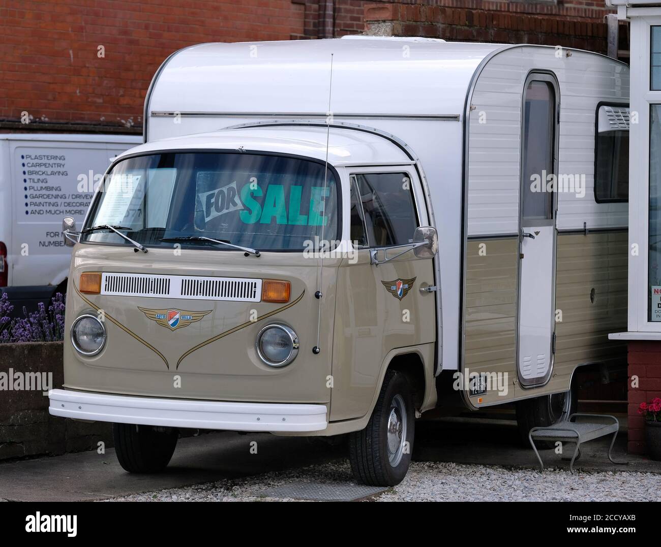 Fourgonnette de camping-car Volkswagen en voiture. Banque D'Images