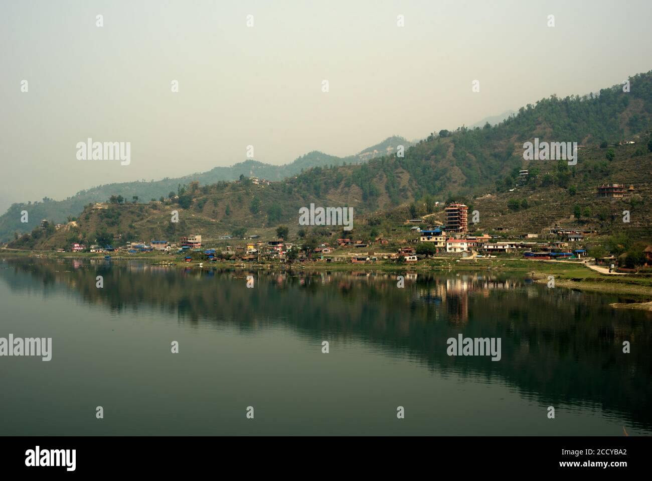 Vue sur le lac Phewa à Pokhara, province de Gandaki Pradesh, Népal. Banque D'Images