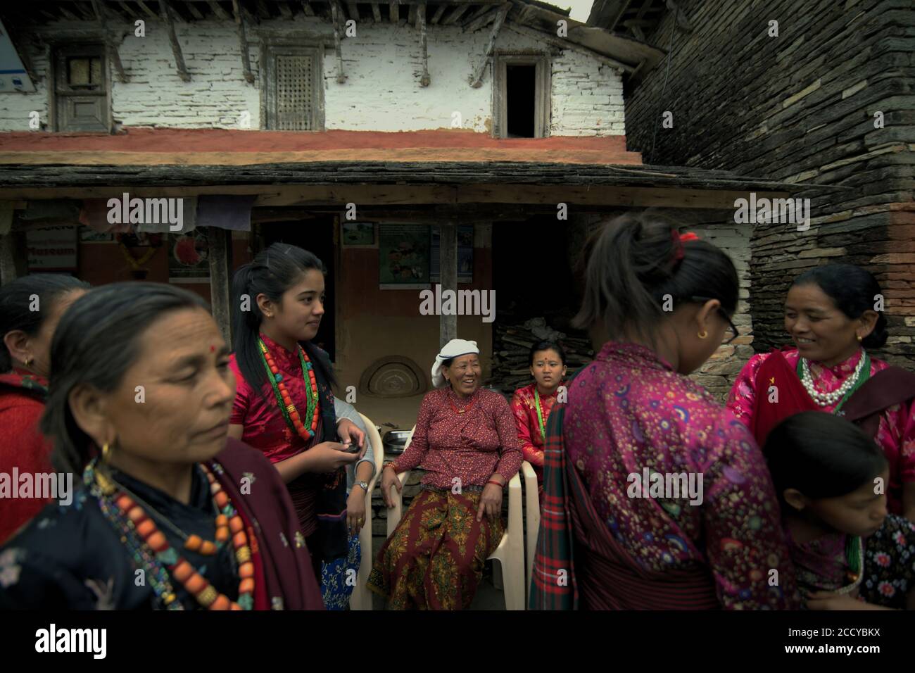 Des femmes se sont prêtes à rencontrer des visiteurs au village de Sidhane, dans la région montagneuse de Panchase, à Kaski, dans l'État de Gandaki Pradesh, au Népal. Banque D'Images