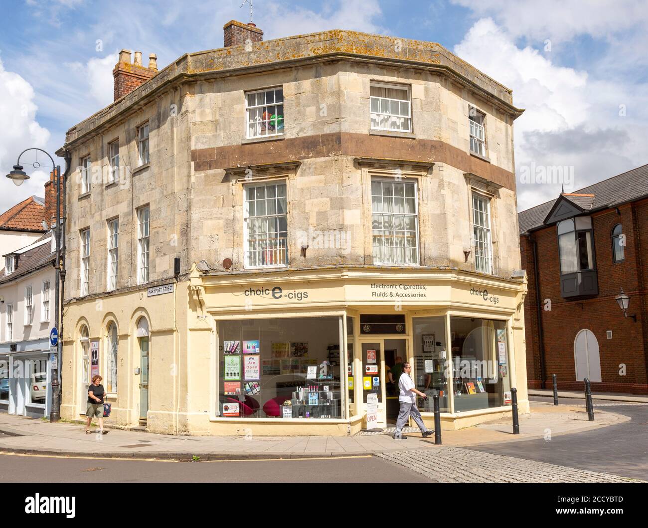 Bâtiment historique en pierre de Bath du XIXe siècle, à l'angle de Maryport Street, Devozes, Wiltshire, Angleterre, magasin britannique Choice-cigs Banque D'Images