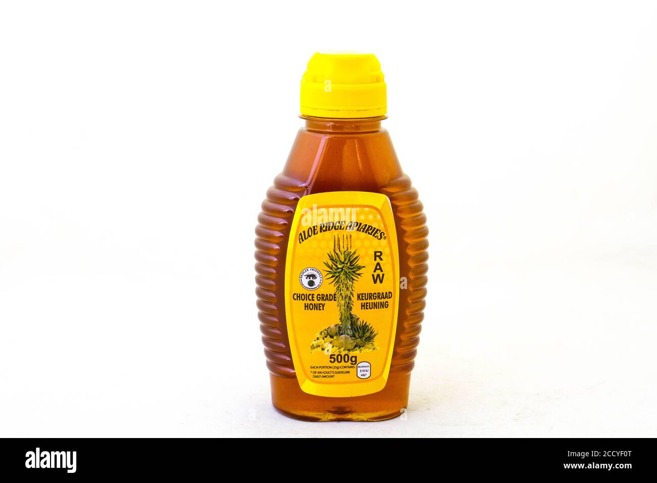Alberton, Afrique du Sud - une bouteille de miel des Apiaries d'Aloe Ridge isolée sur une image de fond claire avec un espace de copie en format horizontal Banque D'Images