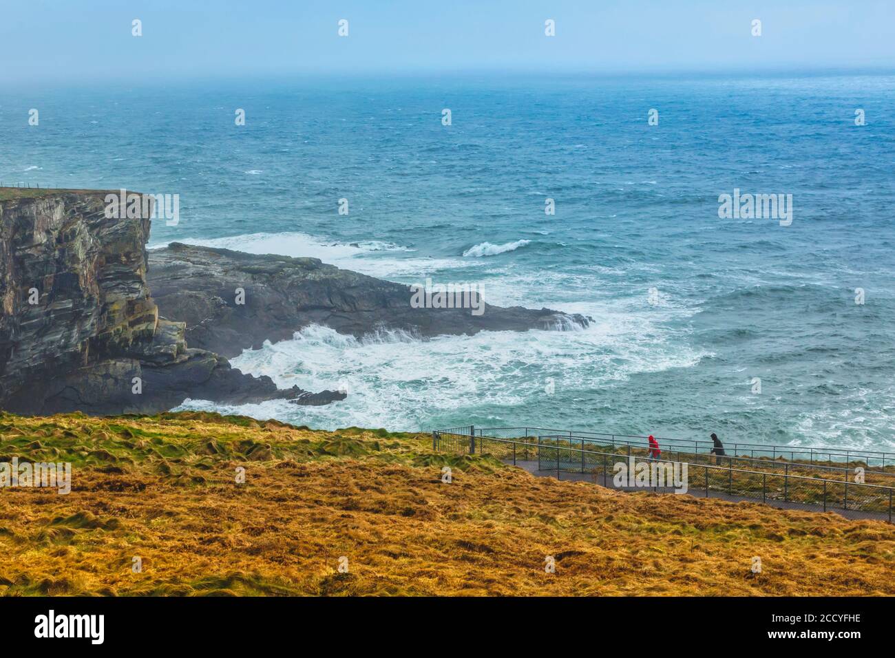 Mizen Head, Comté de Cork, West Cork, République d'Irlande. Eire. Vagues se brisant contre la tête. Mer sauvage. Banque D'Images