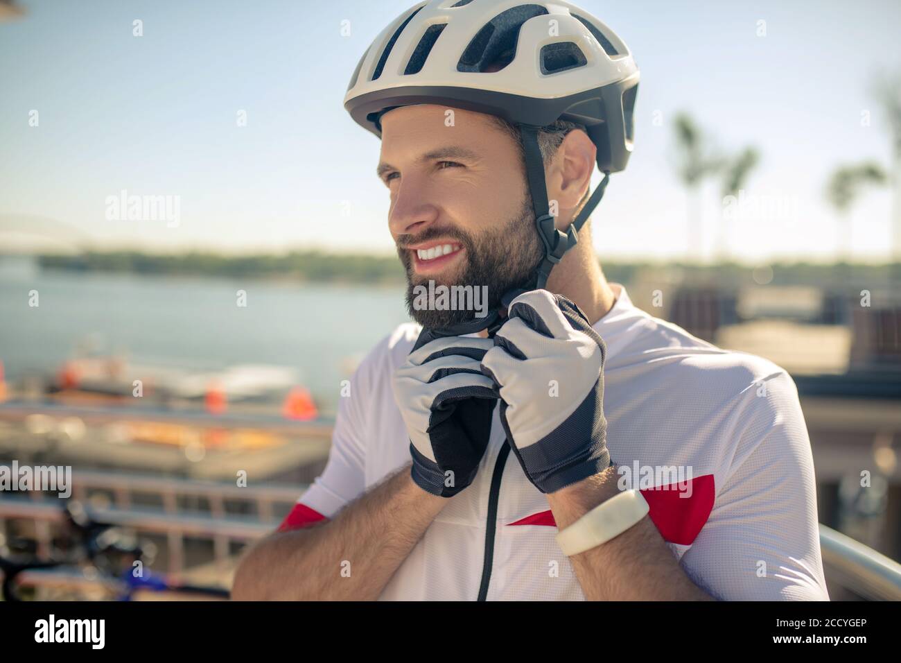 Homme concentré dans des gants de sport casque de fesse Banque D'Images