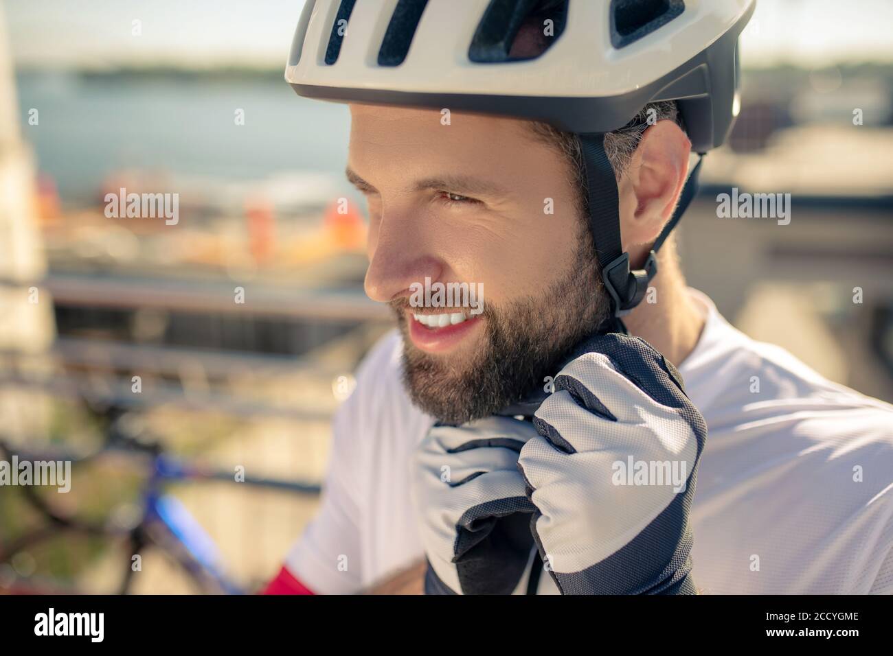 Gros plan de la tête de l'homme dans un casque de vélo Banque D'Images