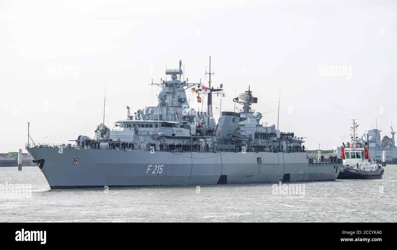 Wilhelmshaven, Allemagne. 25 août 2020. La frégate 'Brandenburg' quitte le port naval. La frégate remplace l'Einsatzgruppenversorger 'Berlin'. En coopération avec la Garde côtière turque et grecque et l'Agence européenne de protection des côtes et des frontières (Frontex), elle surveille la zone maritime. Credit: Sina Schuldt/dpa/Alay Live News Banque D'Images