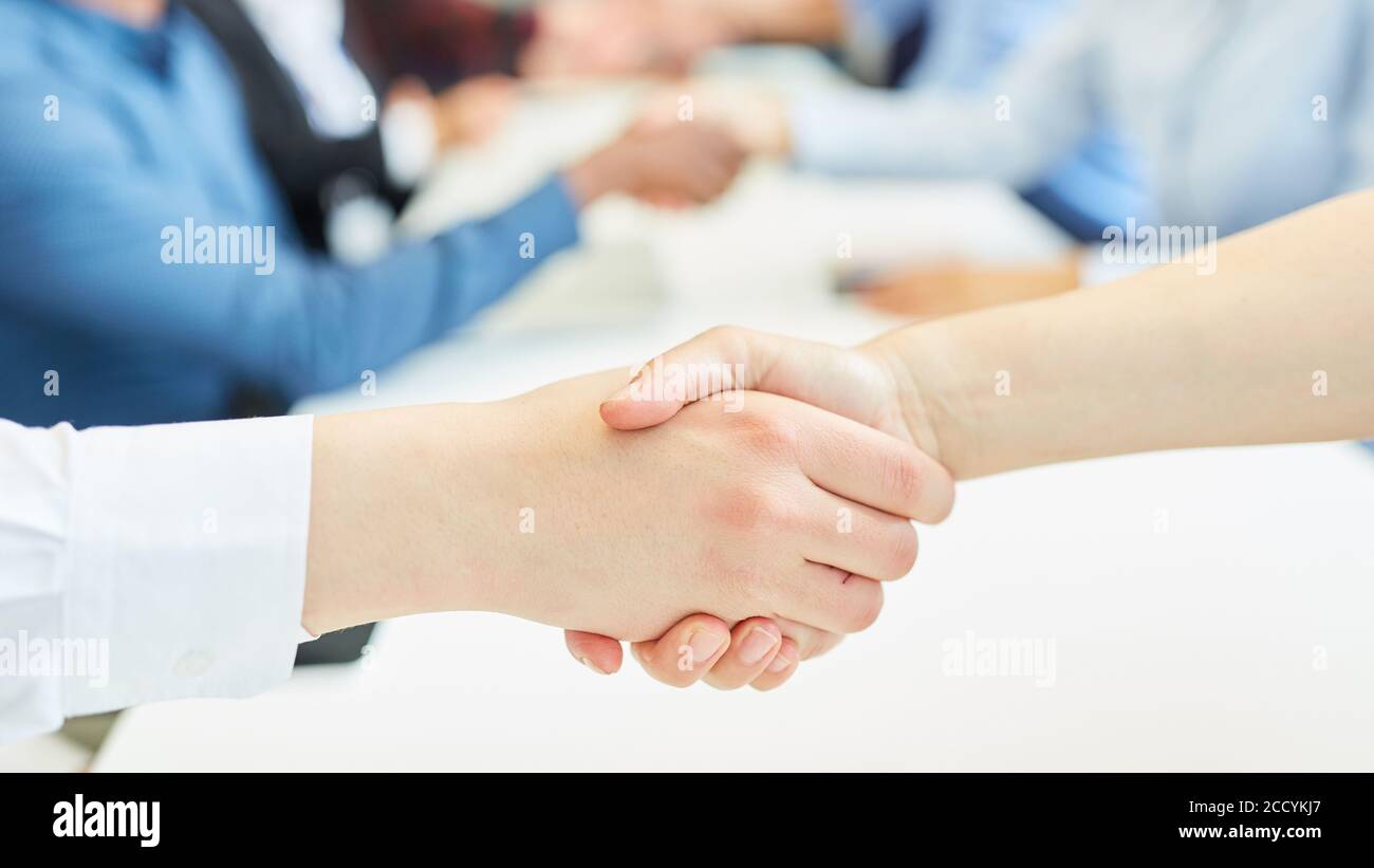Les gens d'affaires qui font la poignée de main comme concept de salutation ou de félicitations Banque D'Images