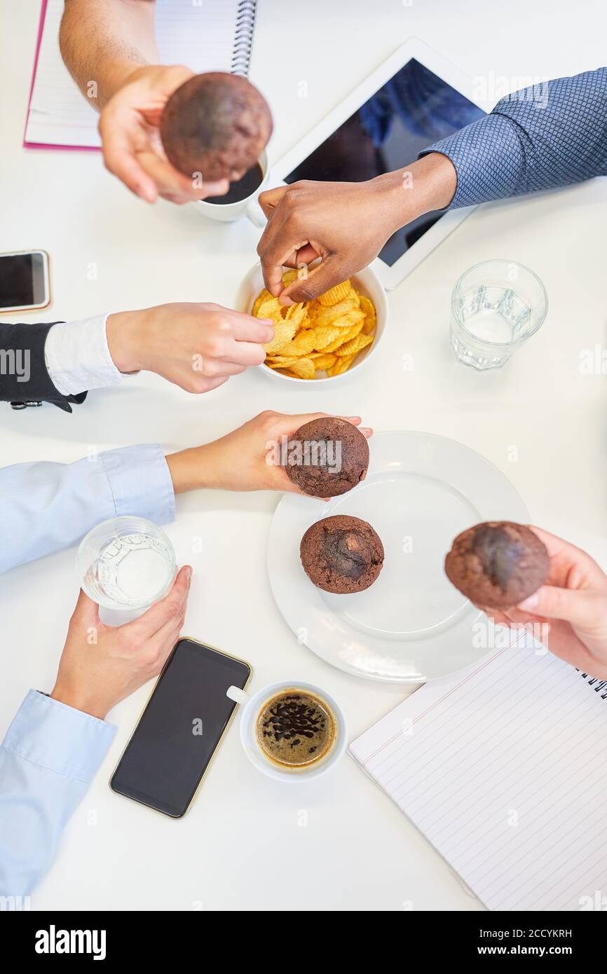 Les gens d'affaires mangent de la malsaine nourriture de mauvaise qualité ensemble pour le déjeuner à l'intérieur le bureau Banque D'Images