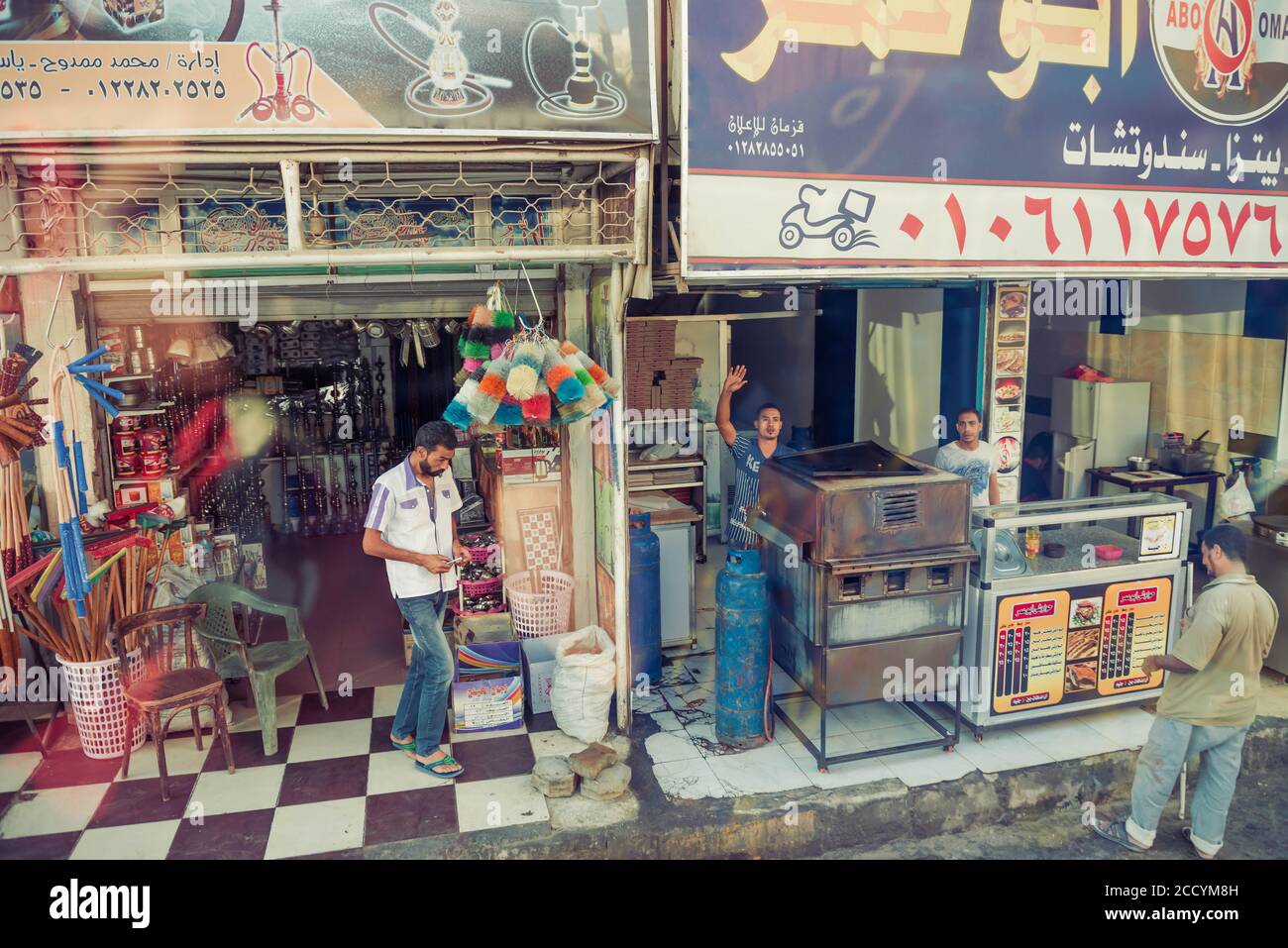 Égypte, Hurghada. vie quotidienne égyptienne de rue à des bâtiments de trottoir extérieur arrière-plan Banque D'Images