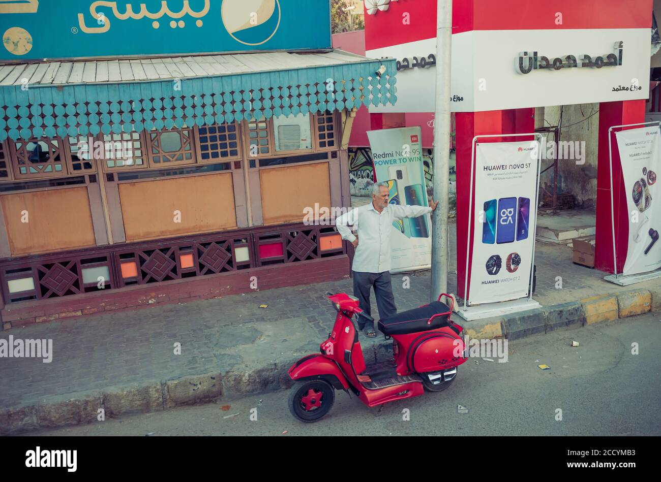Égypte, Hurghada. vie quotidienne égyptienne de rue à des bâtiments de trottoir extérieur arrière-plan Banque D'Images