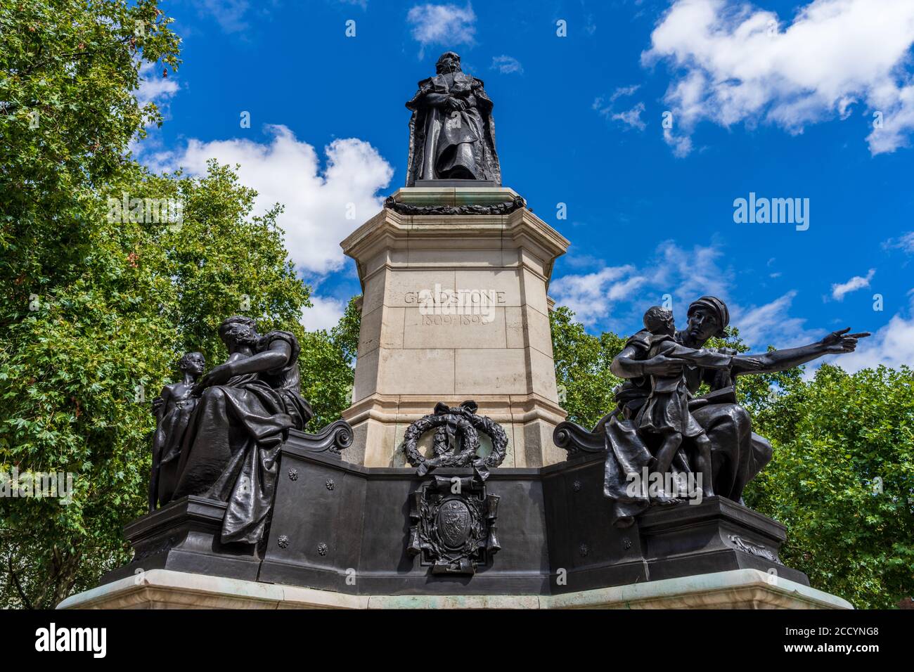 Gladstone Statue Aldwych London - statue de William Ewart Gladstone, achevée en 1905, sculpteur William HAMO Thornycroft Banque D'Images