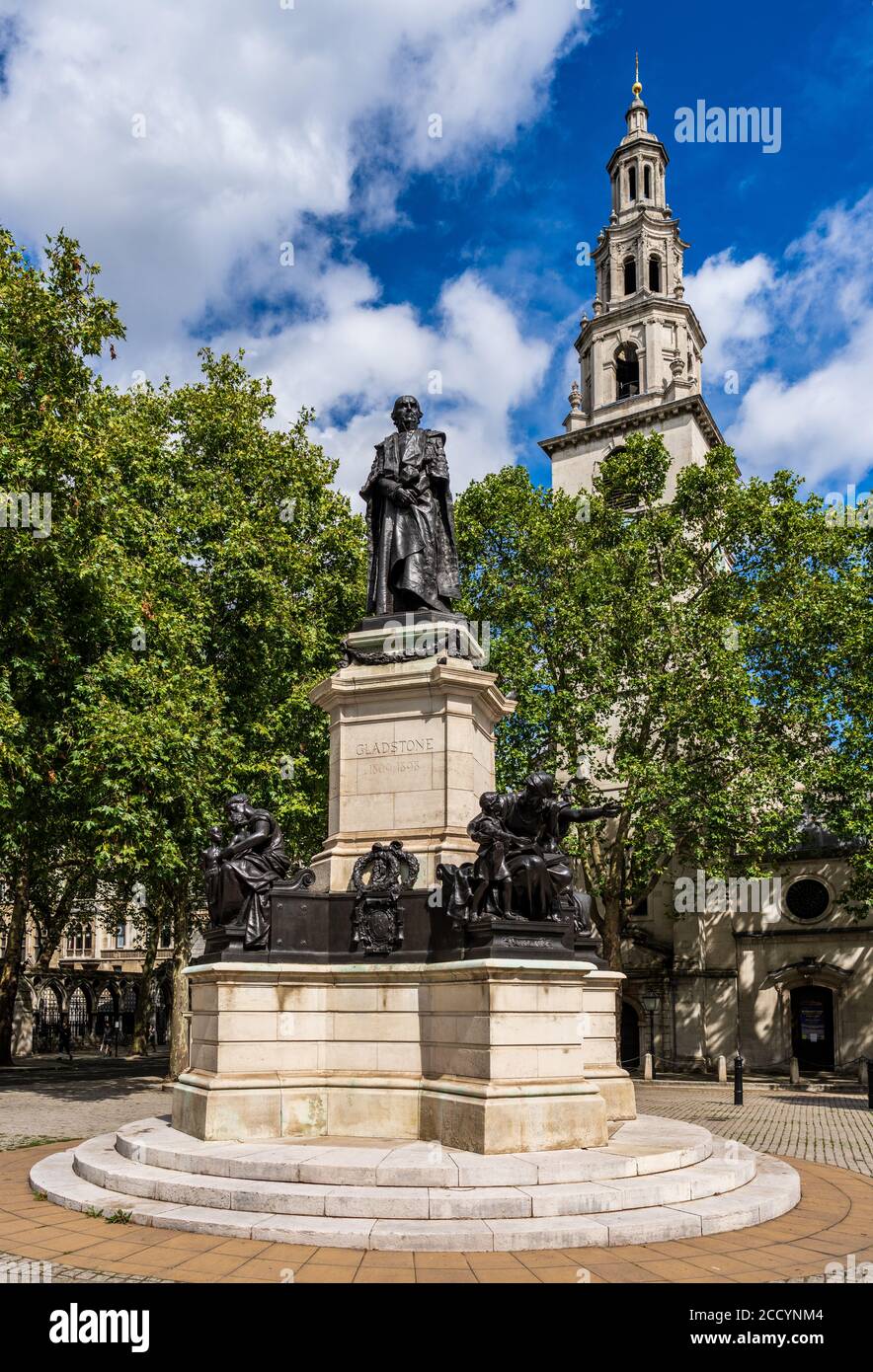 Gladstone Statue Aldwych London - statue de William Ewart Gladstone, achevée en 1905, sculpteur William HAMO Thornycroft Banque D'Images