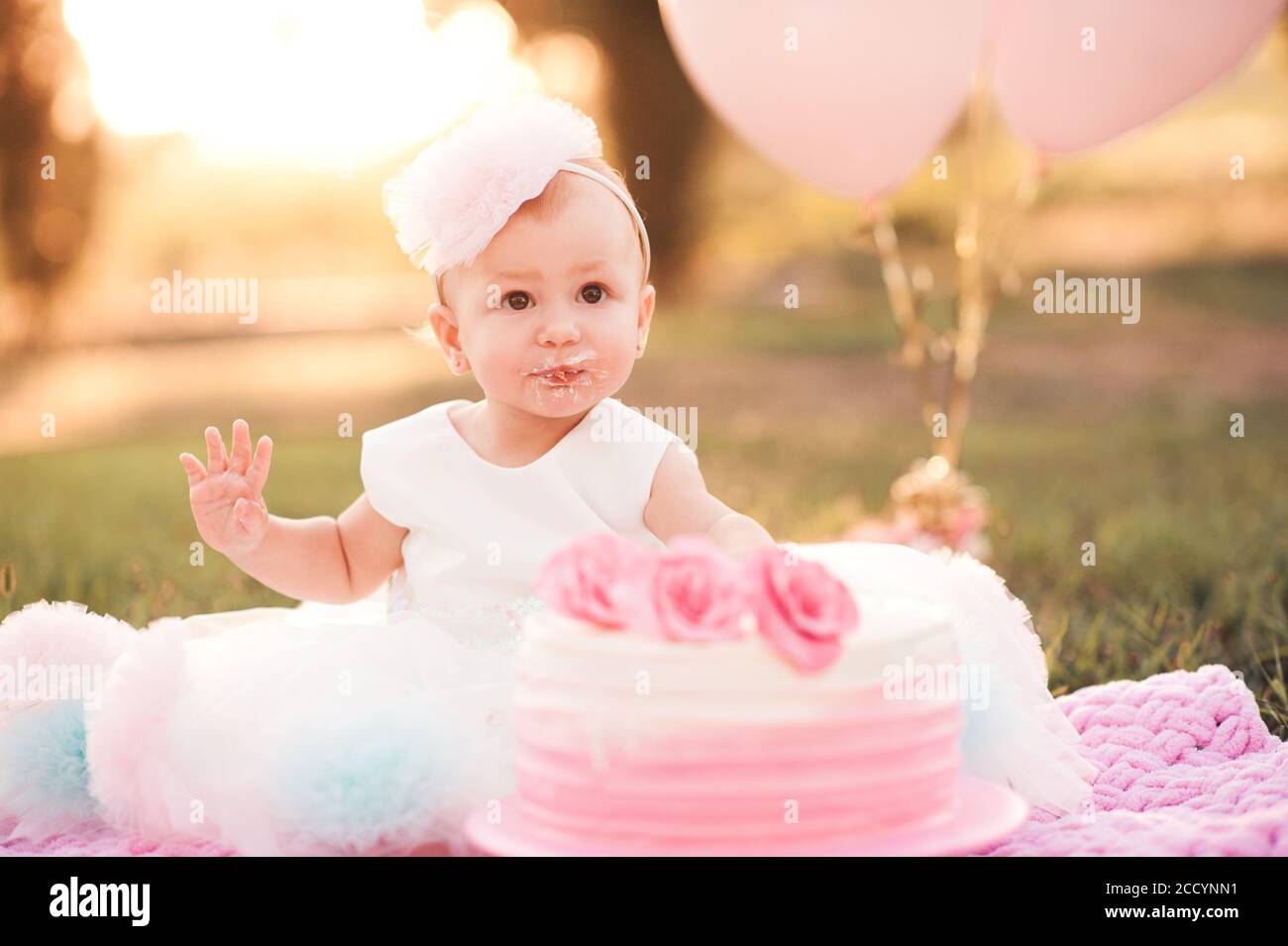 Bebe Fille 1 An Mangeant Gateau D Anniversaire Cremeux Assis Sur L Herbe Verte Avec Des Ballons Roses Dans La Prairie A L Exterieur De Pres Celebration Enfance Photo Stock Alamy Bebe Fille 1 An Mangeant Gateau D Anniversaire Cremeux Assis Sur L Herbe Verte Avec Des Ballons Roses Dans La Prairie A L Exterieur De Pres Celebration Enfance Photo Stock Alamy