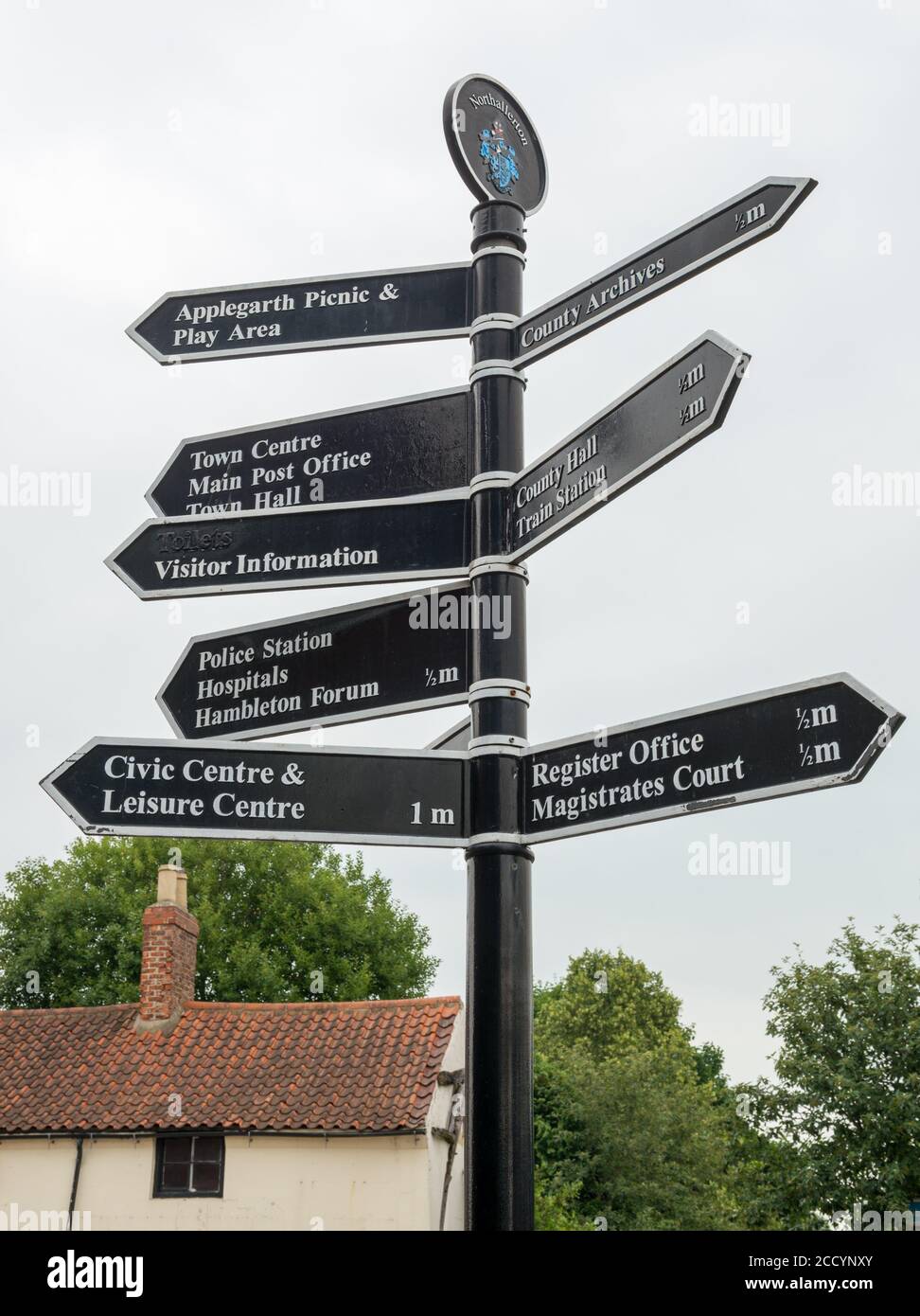 Panneau pour piétons indiquant la direction et les distances vers les attractions de Northallerton, North yorkshire Banque D'Images