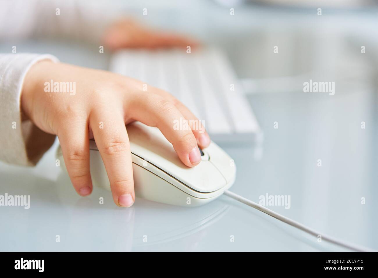 Bebe Ou Tout Petit Peut Utiliser Une Souris Et Un Clavier D Ordinateur A La Main Photo Stock Alamy