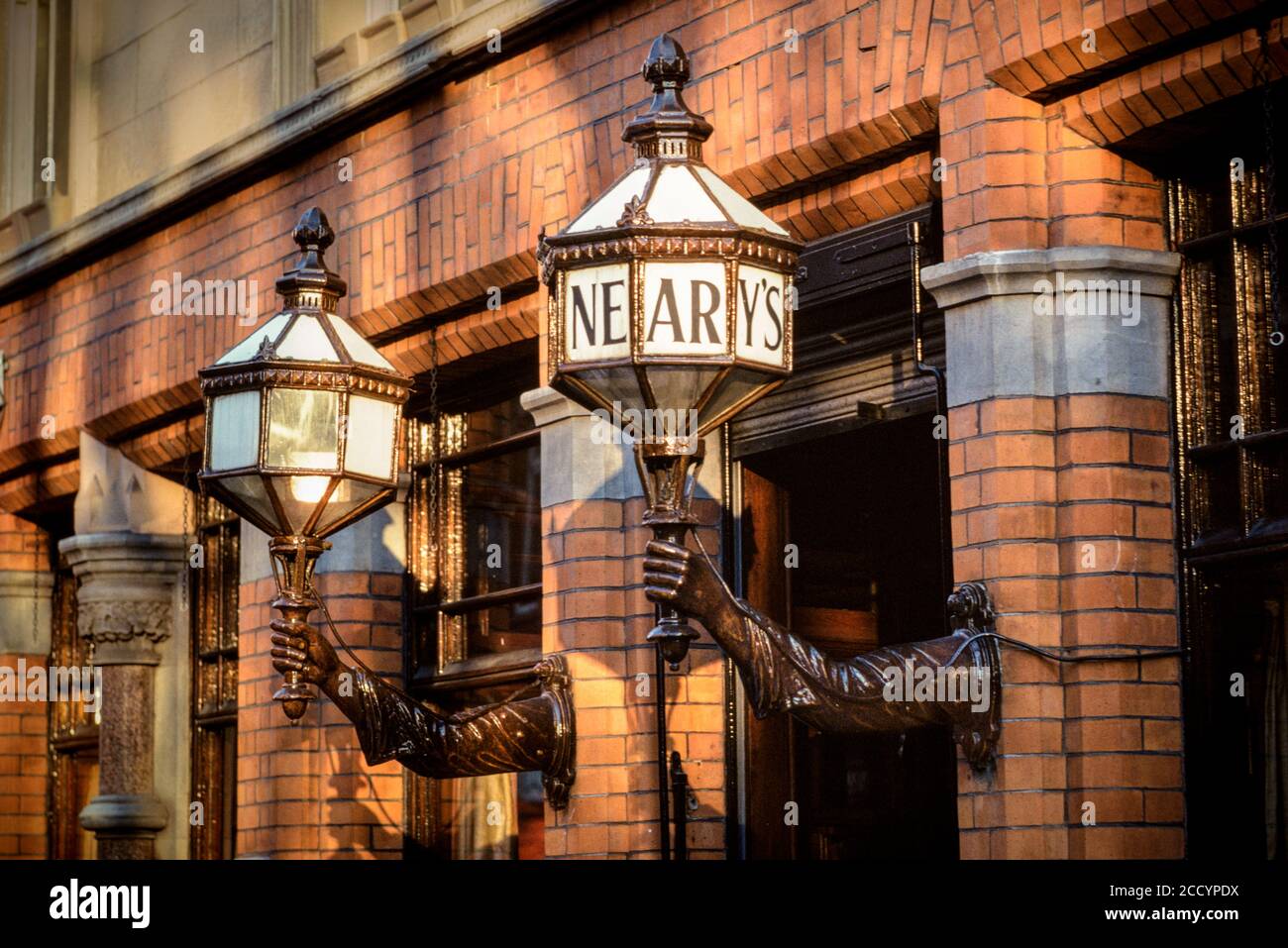 Supports de lampe à gaz Nearys Bar Dublin à l'avant de la barre Banque D'Images