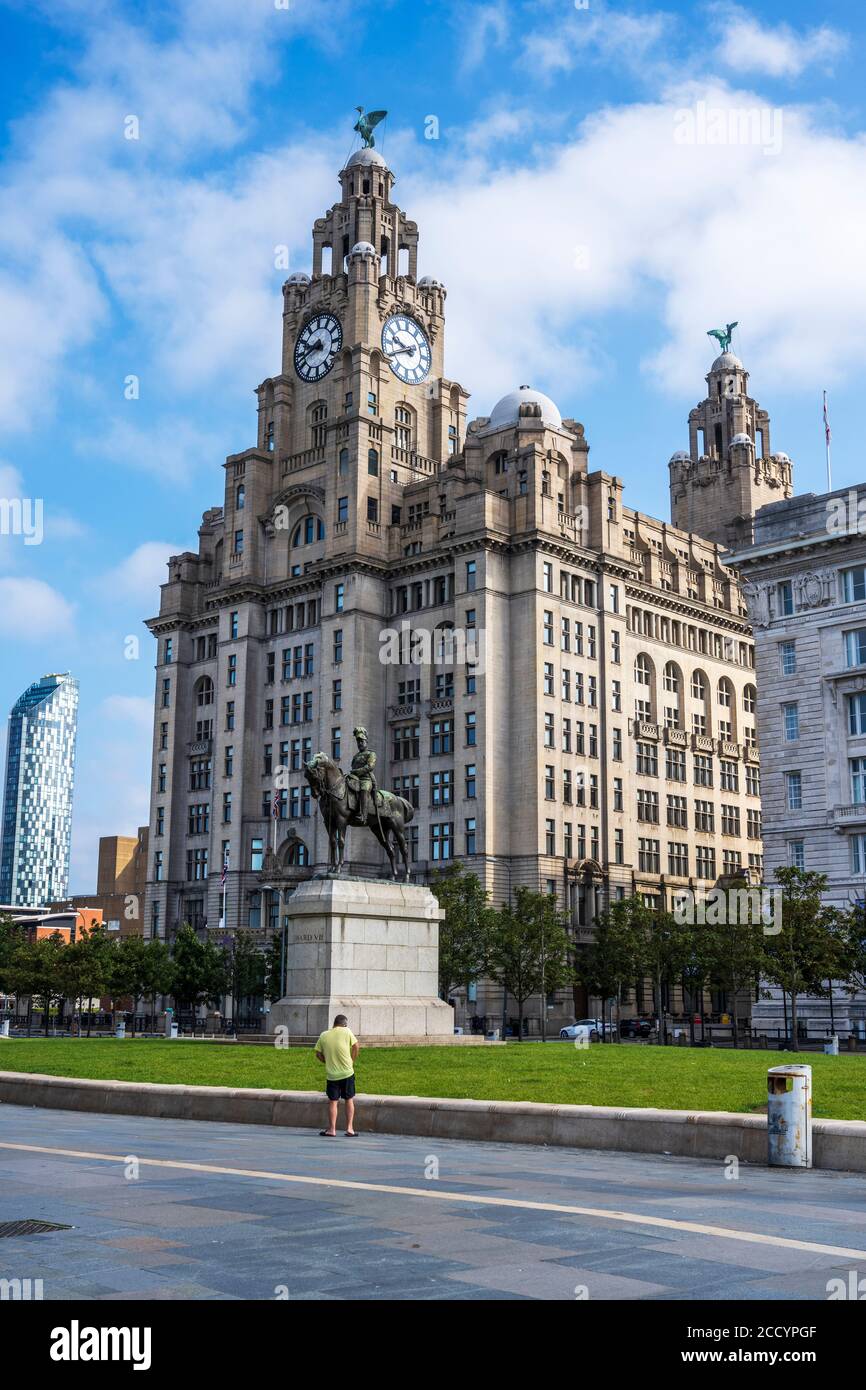 Statue équestre d'Edward VII par William Goscombe John devant le Royal Liver Building sur Pier Head, Liverpool, Angleterre, Royaume-Uni Banque D'Images