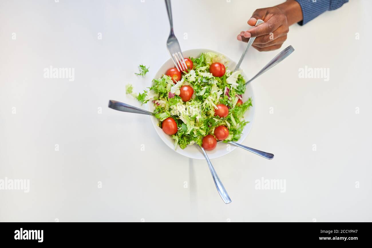 Assiette avec salade et de nombreuses fourchettes comme un concept pour régime végétarien sain Banque D'Images