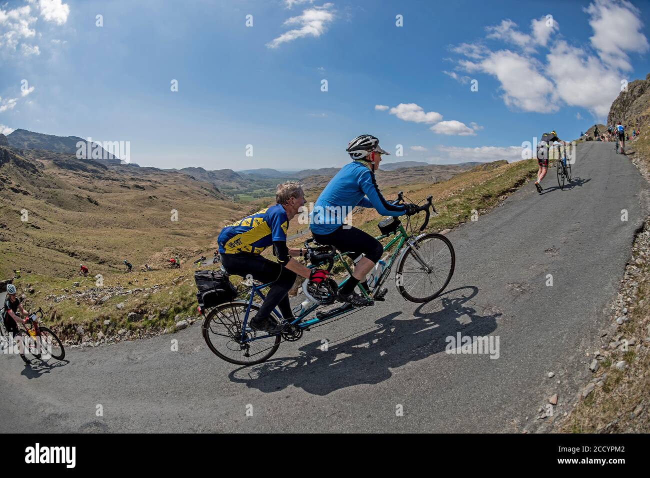 Tandem sur HardKnott Pass, Cumbria, Royaume-Uni. Banque D'Images