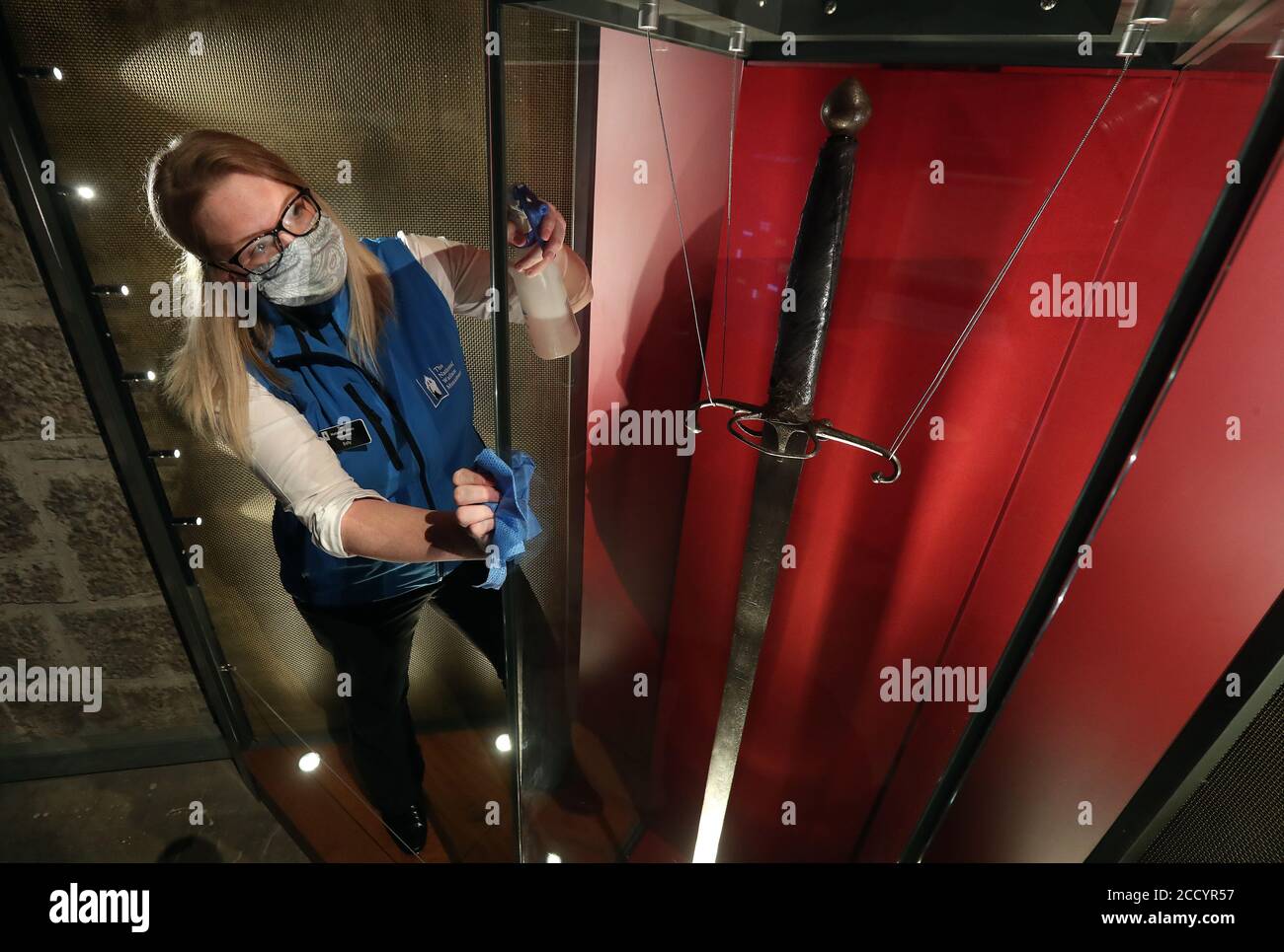 Sally Jeffrey assistant d'attraction de visiteur au Monument Wallace nettoie le cas qui abrite l'épée William Wallace dans la salle Hall of Arms du monument près de Stirling alors qu'ils se préparent à rouvrir alors que l'Écosse continue avec la levée progressive des restrictions. Banque D'Images