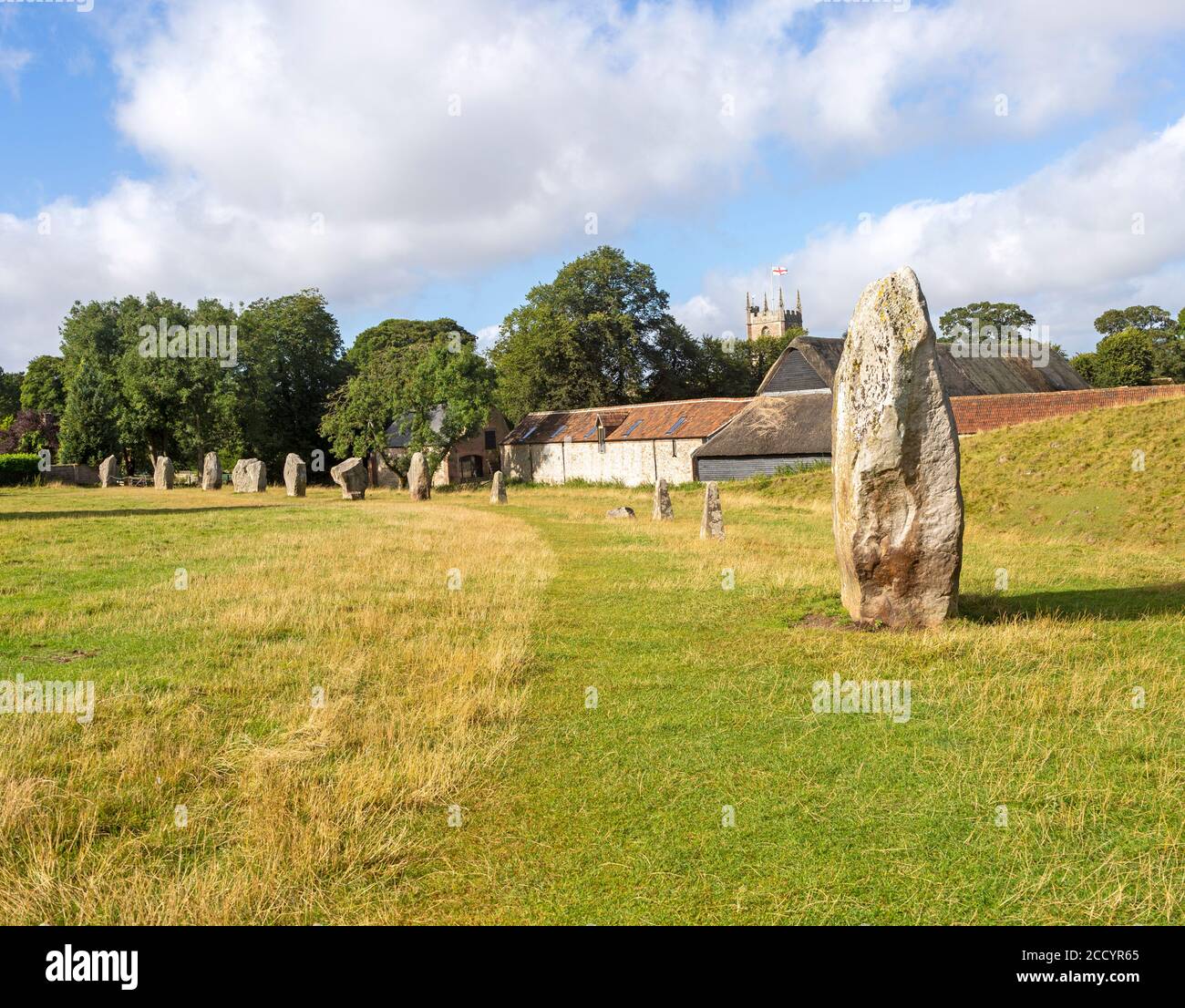 Pierres debout dans le quadrant nord-ouest néolithique cercle de pierre henge monument préhistorique, Avebury, Wiltshire, Angleterre Royaume-Uni Banque D'Images
