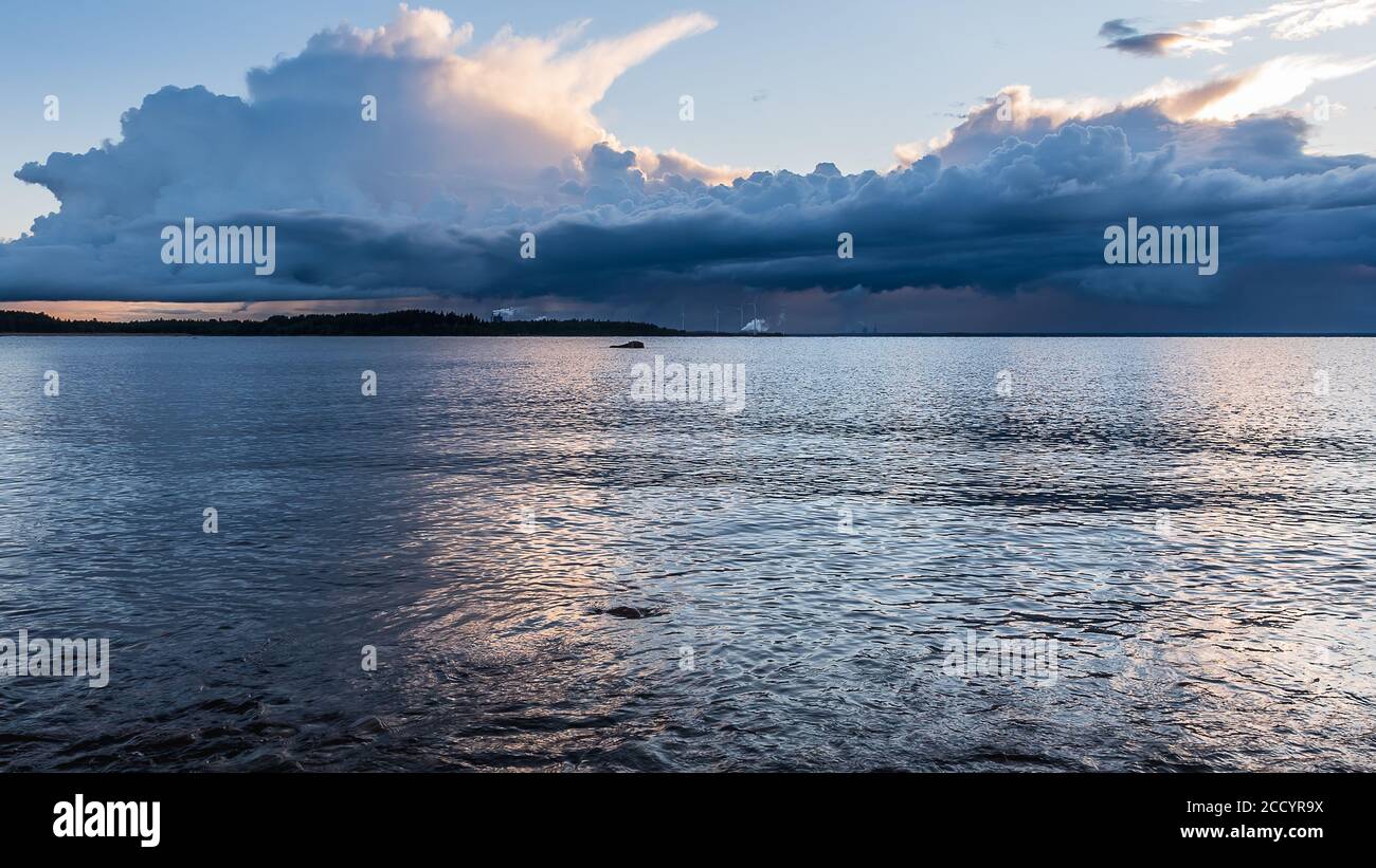 Belle vue dans la baie suédoise de la mer Baltique avec du papier l'industrie en arrière-plan Banque D'Images