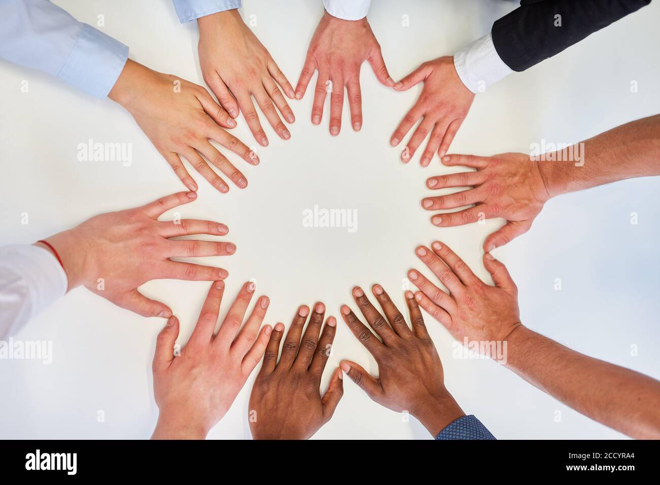 Les mains des gens d'affaires en cercle pour le renforcement d'équipe et réseau en réunion Banque D'Images