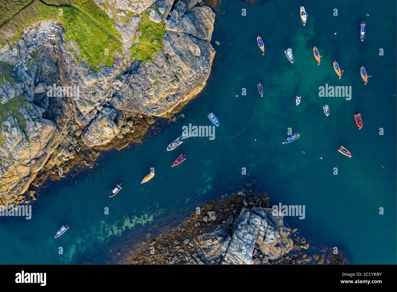 Porth Diana, baie de Trearddur dans la lumière de la fin de soirée située sur la côte ouest de l'île Sainte, sur l'île d'Anglesey Banque D'Images