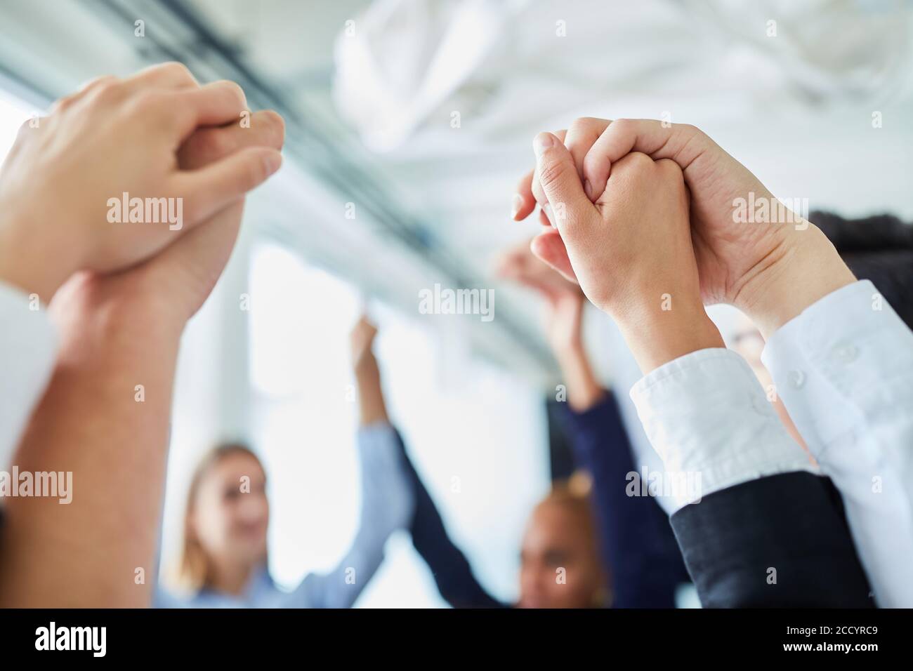 Tenir les mains comme un exercice de motivation et de renforcement d'équipe par les gens d'affaires Banque D'Images