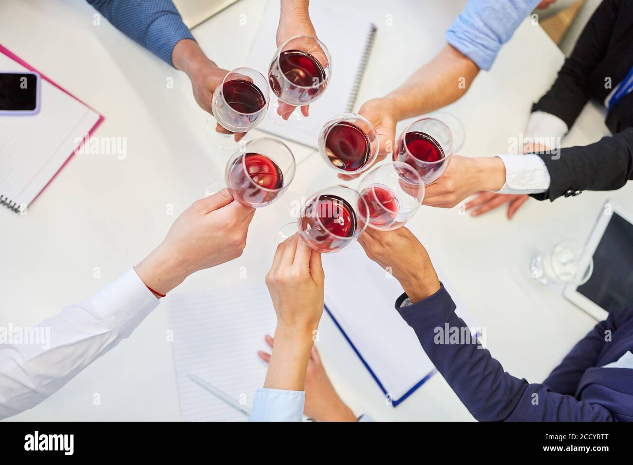 Groupe de personnes en voyage d'affaires avec du vin rouge dans un réunion comme concept d'alcool Banque D'Images