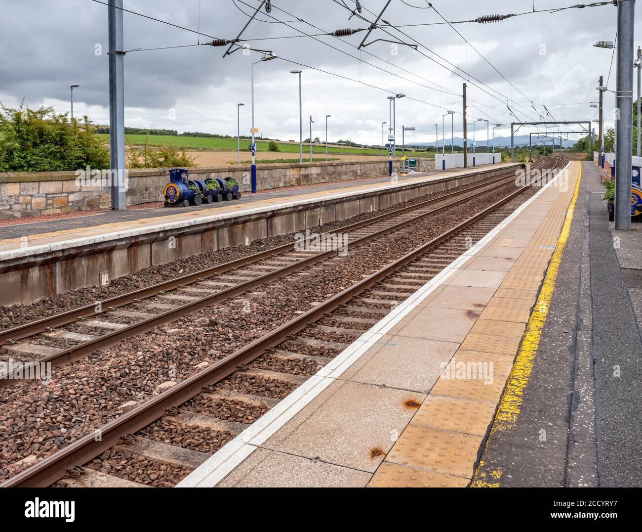 Voies ferrées vides à la gare de Prestonpans, East Lothian, Écosse, Royaume-Uni. Banque D'Images