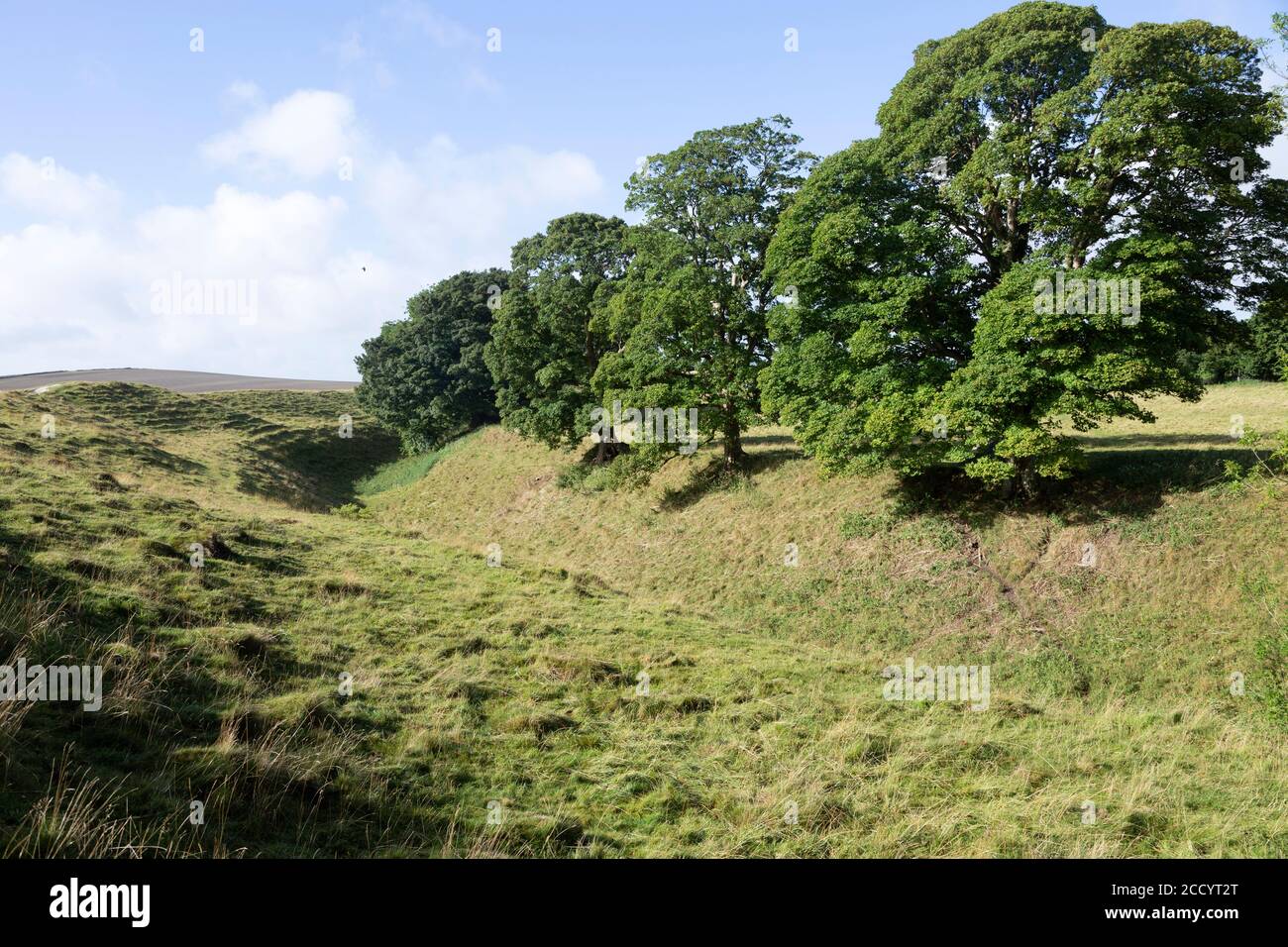 Fossé profond et remparts néolithique cercle de pierre henge monument préhistorique, Avebury, Wiltshire, Angleterre Royaume-Uni Banque D'Images