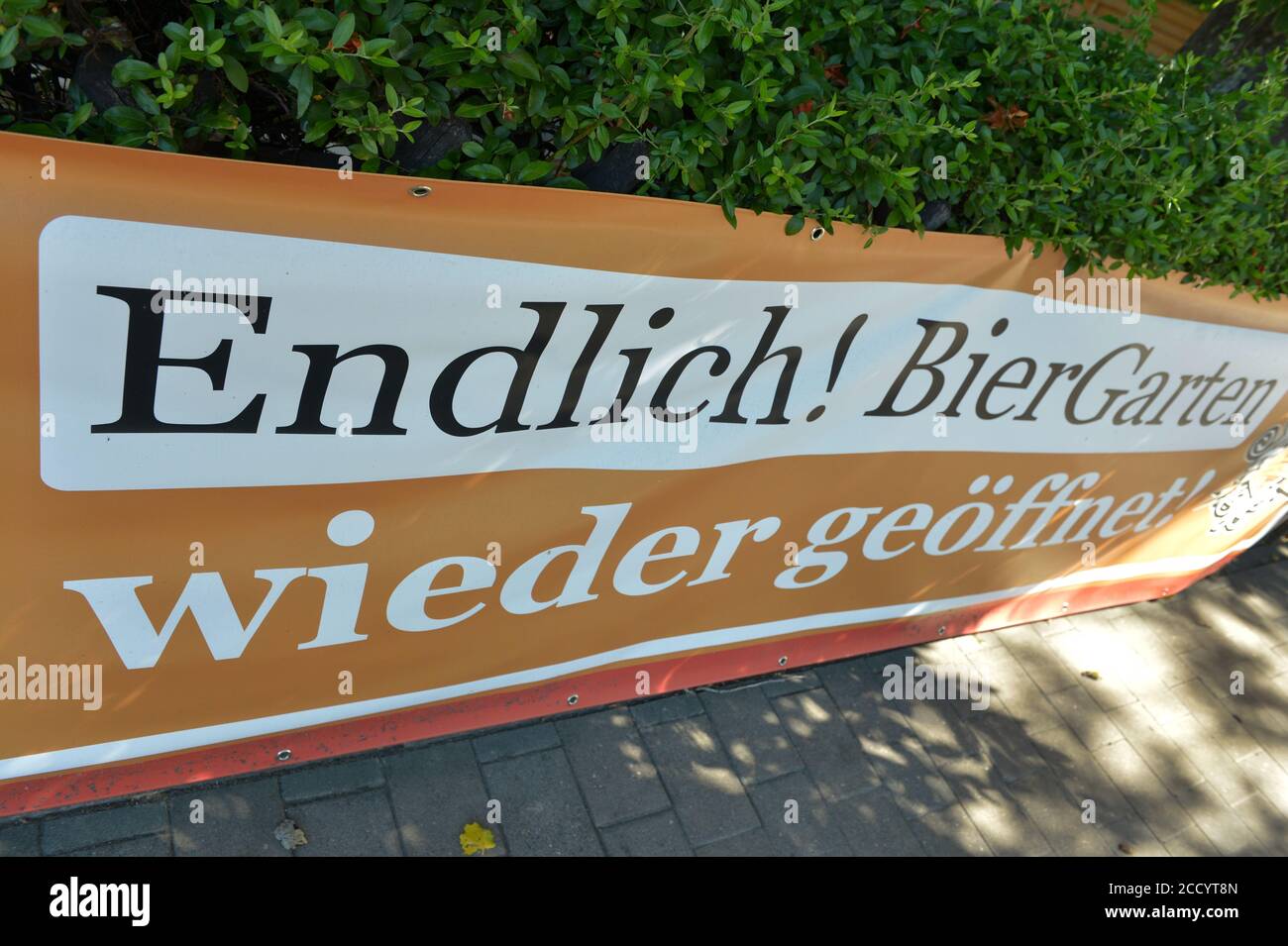 21 août 2020, Saxe-Anhalt, Weißenfels: 'Enfin! Le café en plein air rouvert est écrit sur une place libre d'un restaurant d'hôtel à Weißenfels, Saxe-Anhalt. Photo: Volkmar Heinz/dpa-Zentralbild/ZB Banque D'Images