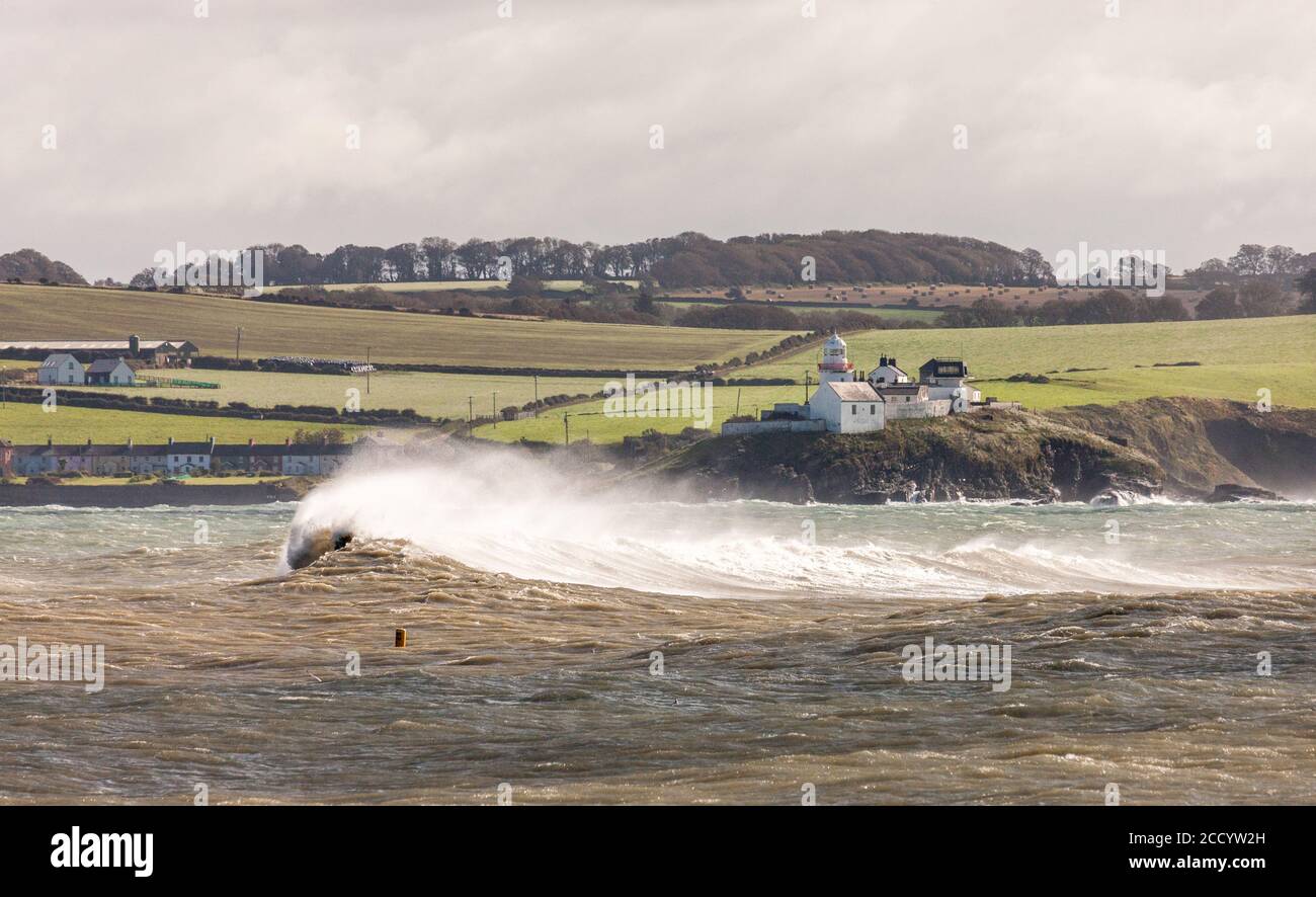 Myrtleville, Cork, Irlande. 25 août 2020. De hautes vagues roulent près du phare de roches point à la suite de la tempête Francis qui a frappé la côte sud de l'Irlande. - crédit; David Creedon / Alamy Live News Banque D'Images