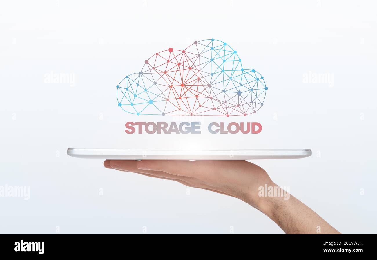 Stockage de données en ligne. Nuage d'éléments filaires polygonaux sur tablette numérique dans la main mâle Banque D'Images