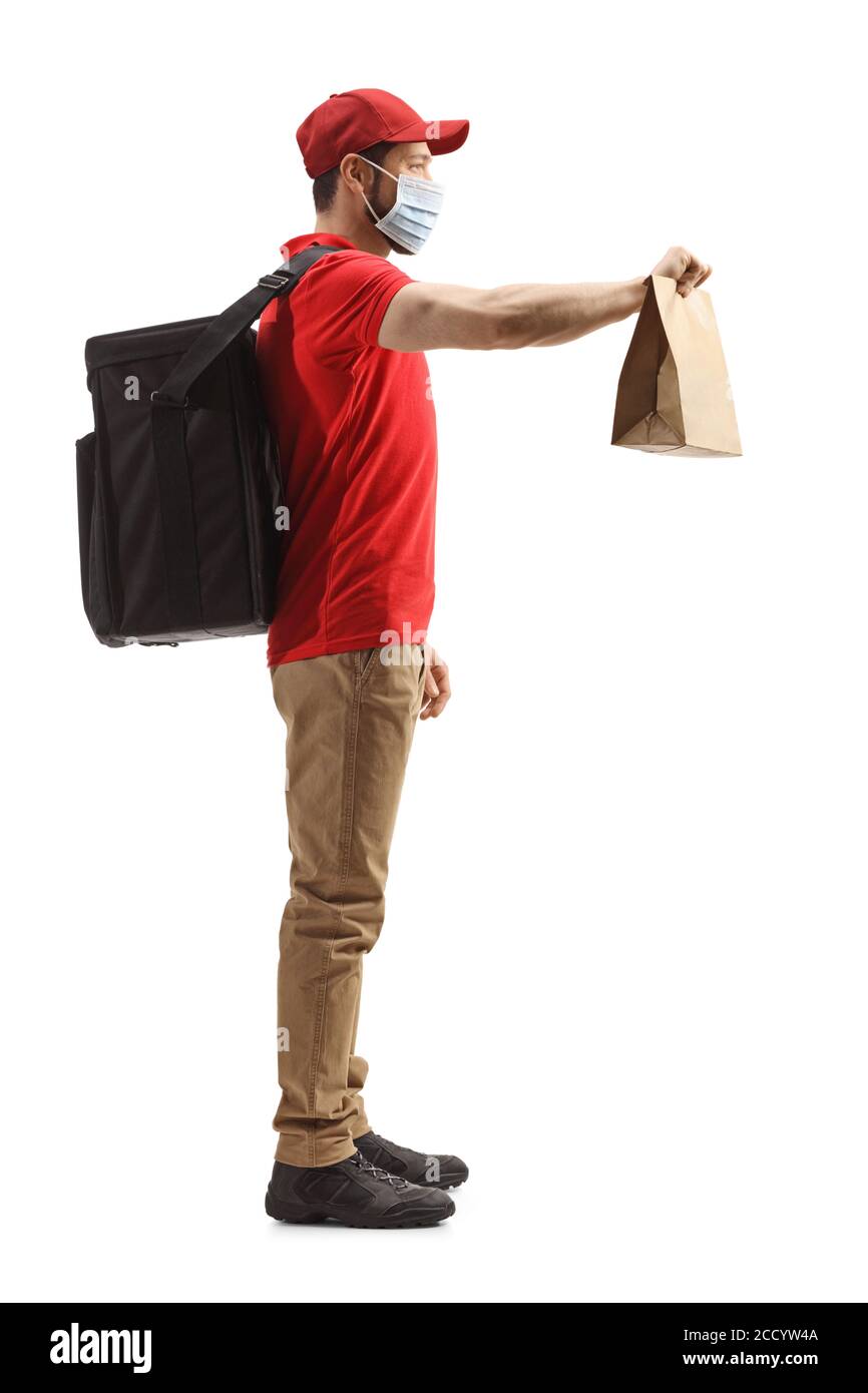 Photo pleine longueur d'un homme avec un sac sur le dos, il fournit de la nourriture avec un masque isolé arrière-plan blanc Banque D'Images